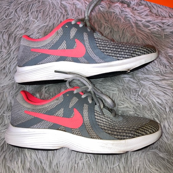 Nike Revolution 4 Girls Running Shoes sz 3.5Y Gray & Pink(bright salmon) w/ box - Picture 3 of 11